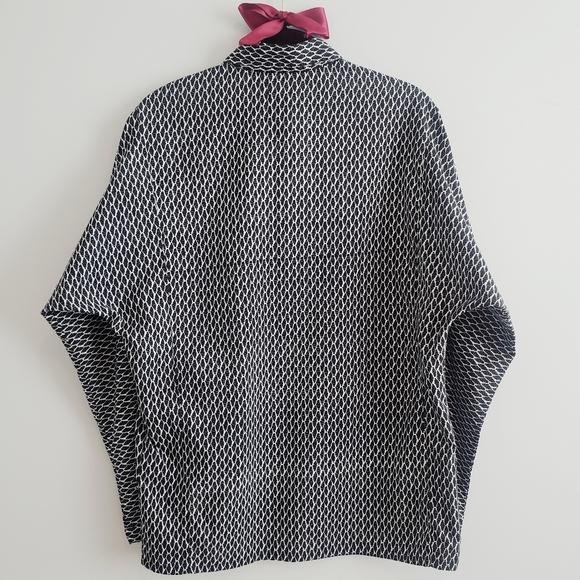 Cool Volcom Button Up Blouse VGUC Long Sleeve Collar Pattern Women’s - Picture 2 of 6